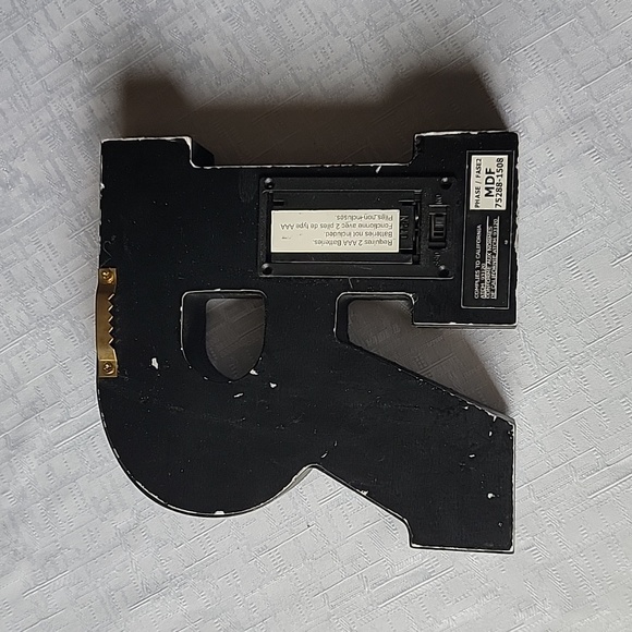 Letter R wall decor - Picture 2 of 2